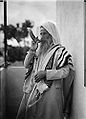 Temani Jew wearing Yemenite tallith and blowing shofar